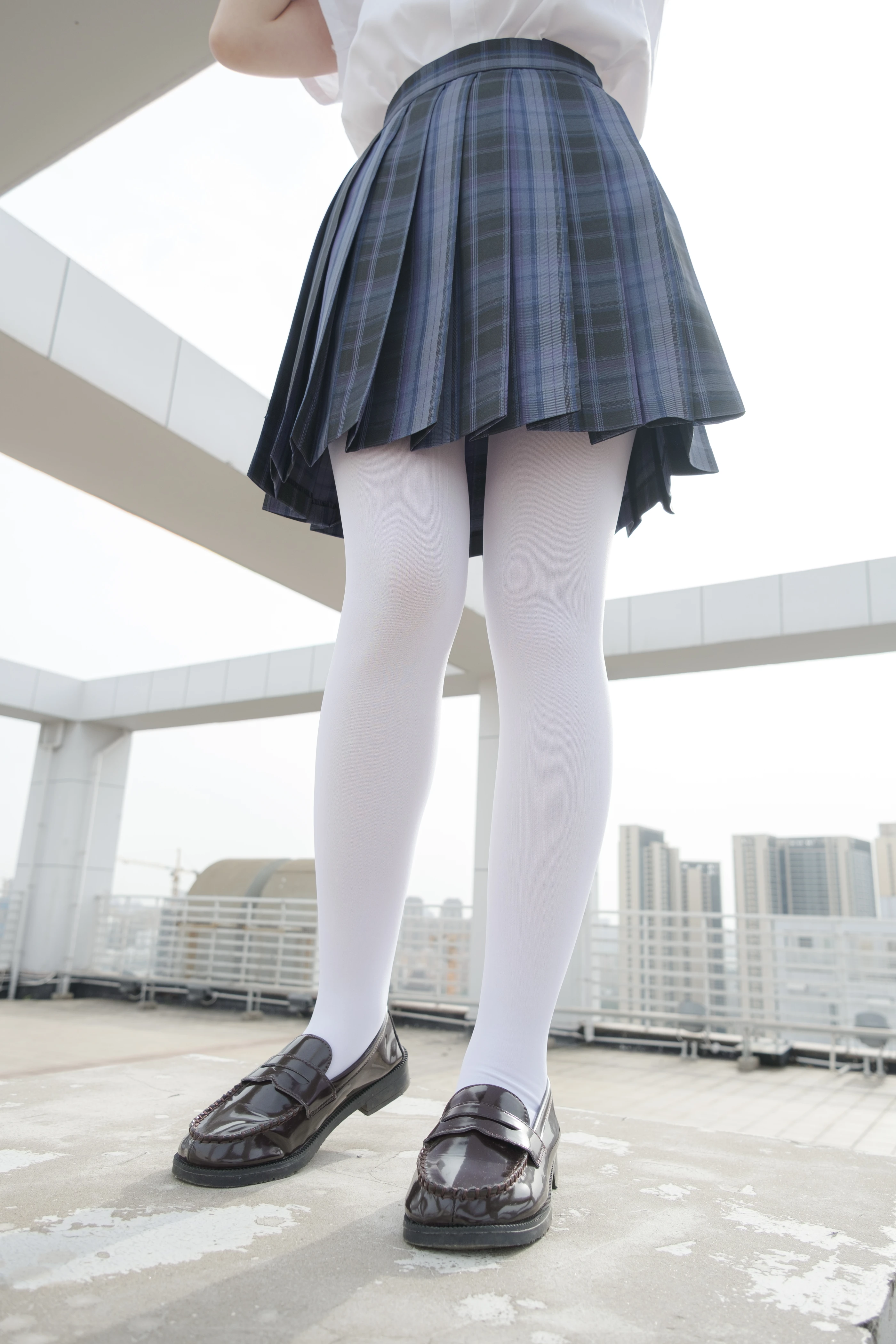 森萝财团 月下002 小夜 真空白丝 80D 户外 [102P 1V] 2